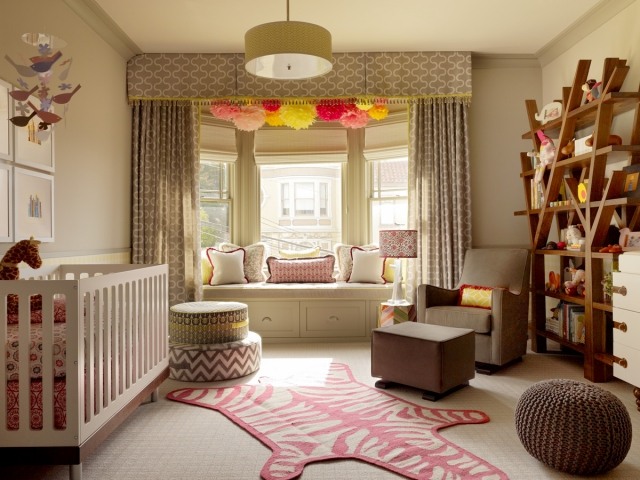 déco-chambre-bébé-28-rideaux-beiges-motifs-blancs-accents-rose-petite-fille