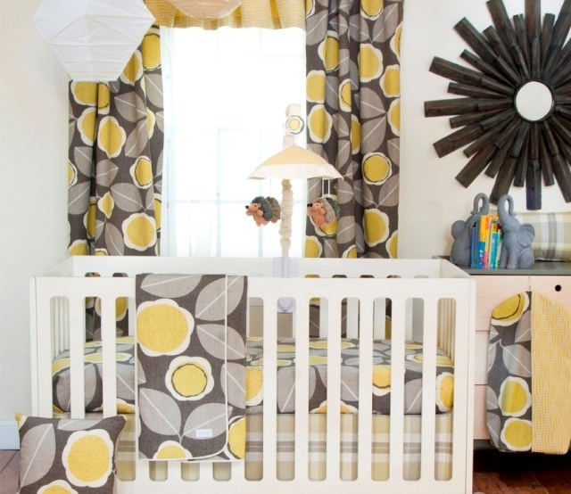 déco-chambre-bébé-28-rideaux-gris-foncé-motifs-jaunes-lit-bébé-blanc