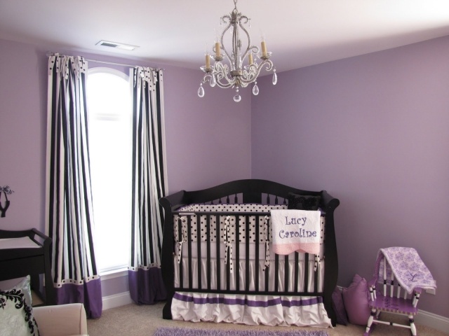 déco-chambre-bébé-28-rideaux-lilas-rayures-fines-pois-chambre-fille-bébé