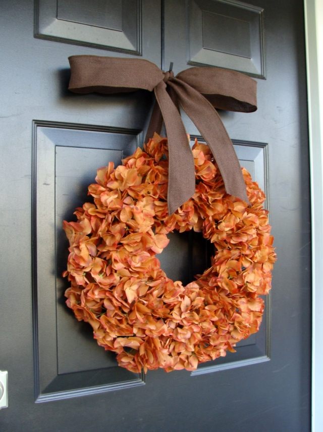 déco-chic-porte-couronne-hortensias-ruban-marron