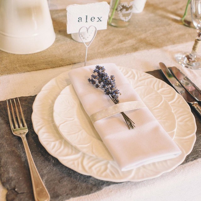 déco-mariage-lavande-rond-serviette-ruban-blanc