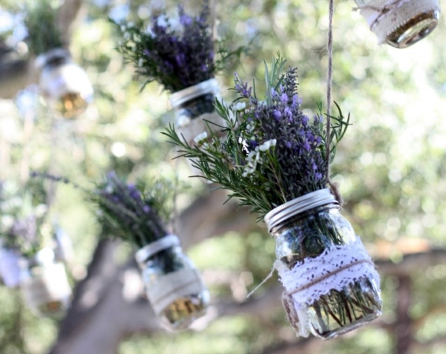 déco-mariage-plein-air-lavande-bocaux-dentelle
