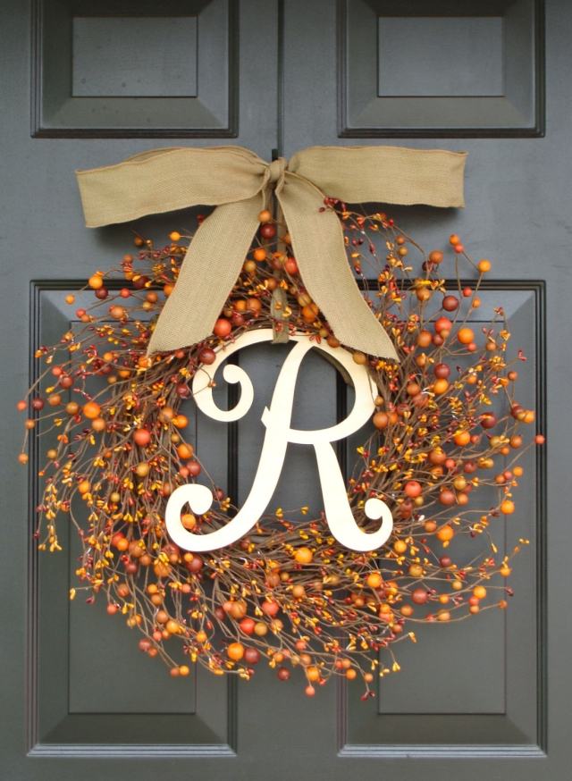 déco-porte-entrée-branches-baies-oranges-initiale