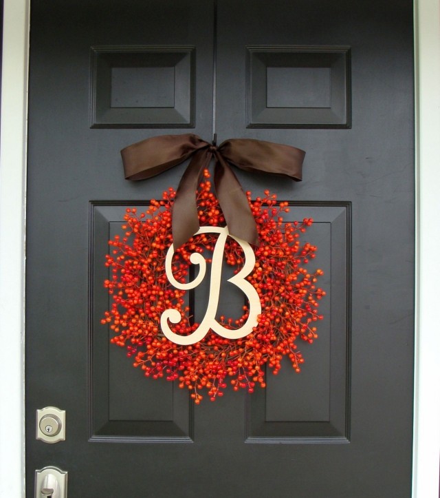 déco-porte-entrée-couronne-branches-baies-rouges