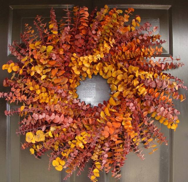 déco-porte-entrée-couronne-originale-chaleureuse
