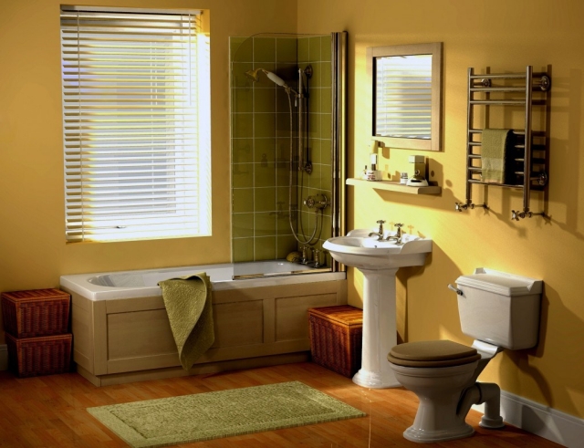 déco-salle-de-bain-idee-originale-couleur-jaune-baignoire-carreaux-verts