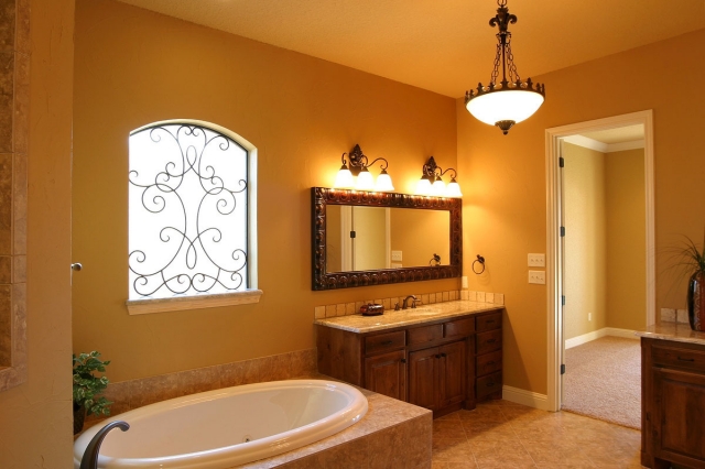 déco-salle-de-bain-idee-originale-couleur-jaune-beau-luminaire