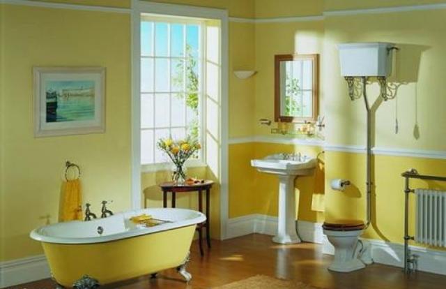 déco-salle-de-bain-idée-originale-couleur-jaune-baignoire-lavabo