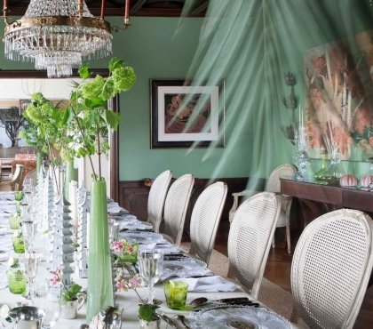 déco-salle-manger-sophistiquée-couleurs-claires-vert-menthe-lustre-cristal