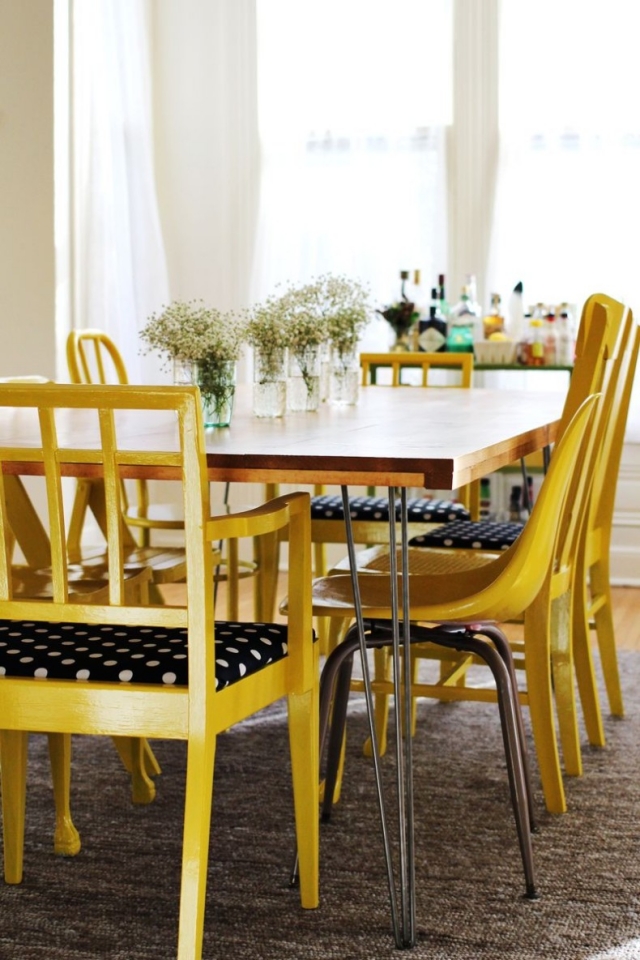 déco-salle-à-manger-idée-originale-chaises-jaunes