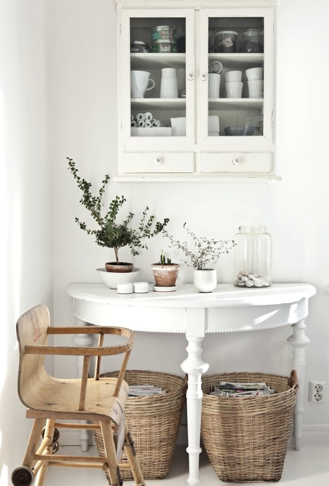 déco scandinave chaise-bois-paniers-tressés-maison