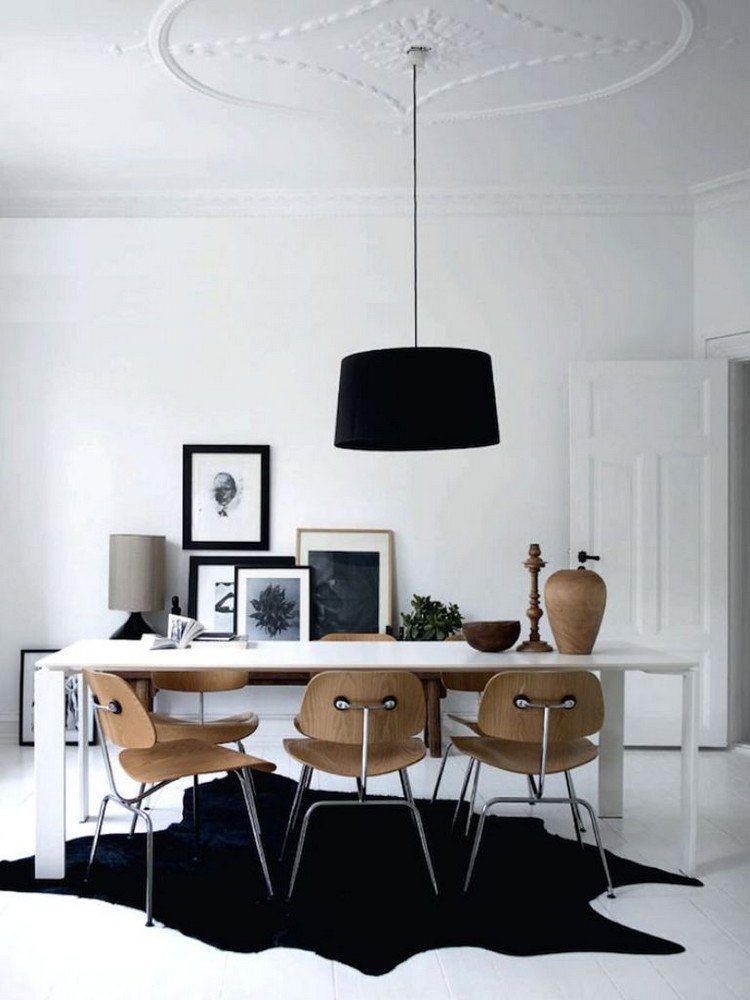 déco scandinave -salle-manger-blanche-suspension-noire-chaises-bois