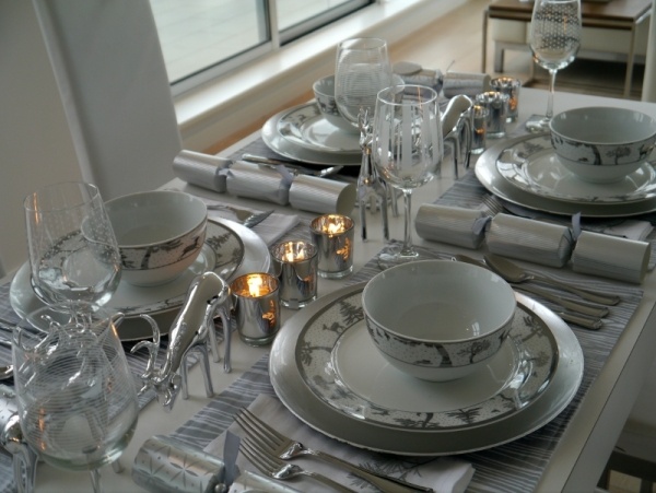 déco-table-Noël-22-idées-assiettes-blanches-liséré-argent-bougies-cerf-argenté