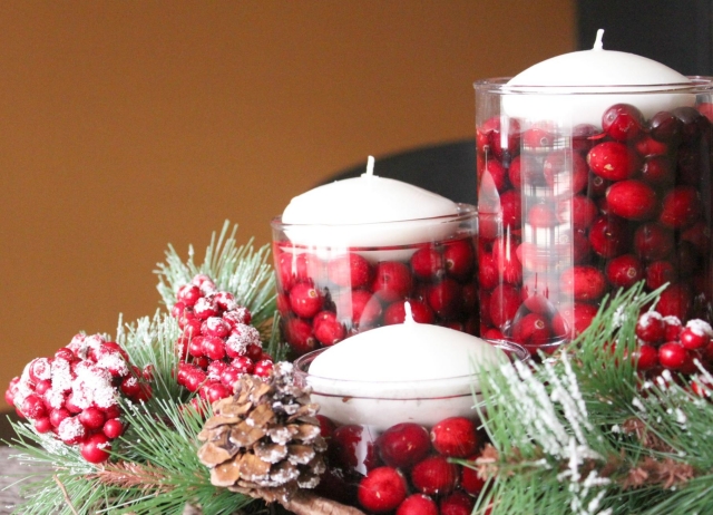 déco de table pour Noël baies-rouges-bougies-blanches-cônes