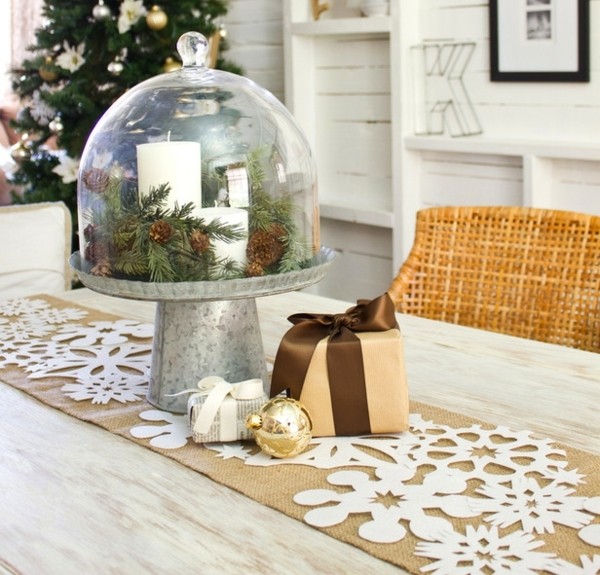 déco-table-Noël-bougies-blanches-cônes-cloche