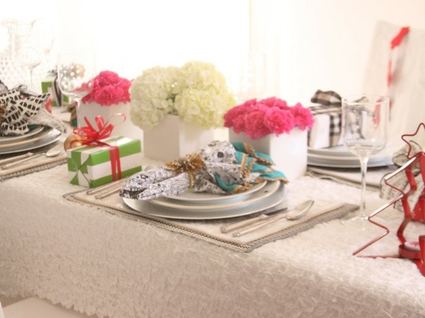 déco-table-Noël-contemporaine-blanc-rose