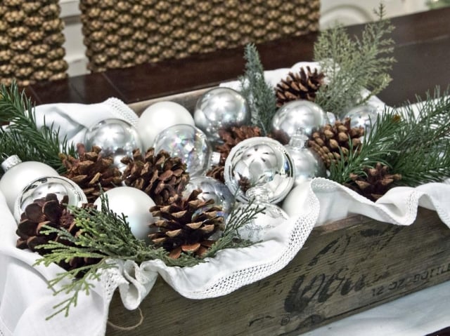 déco de table pour Noël vintage boules-cônes-branches-sapin