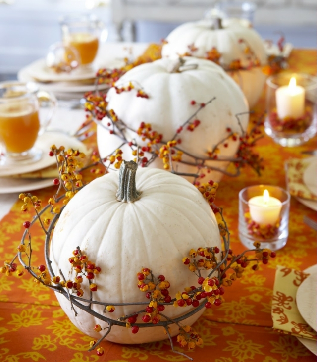 déco-table-citrouilles-blanches-brindilles-baies