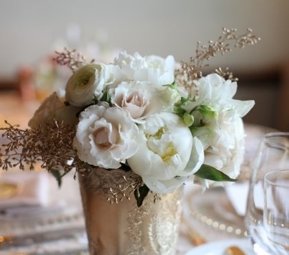déco table mariage -centre-table-floral-renoncules-blanches