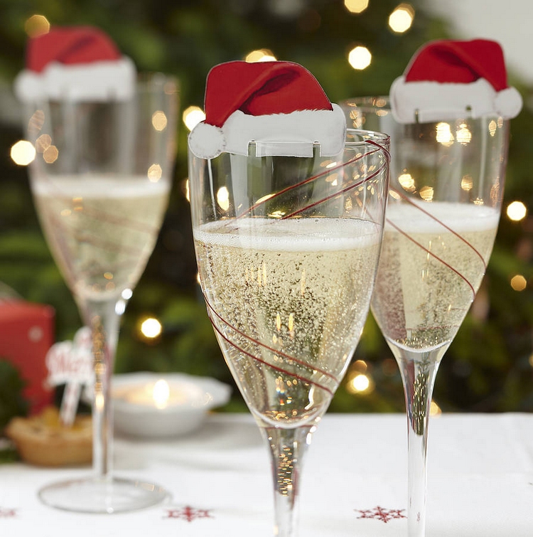 déco-table-pour-Noël-flutes-champagne-chapeaux-père-Noël