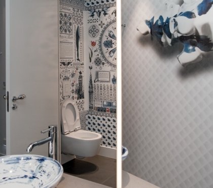 déco-toilette-blanc-bleu-idées-originales-pepier-peint