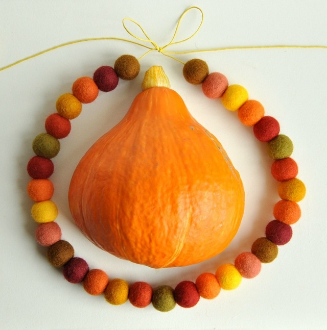 décoration-automnale-DIY-collier-citrouille-orange