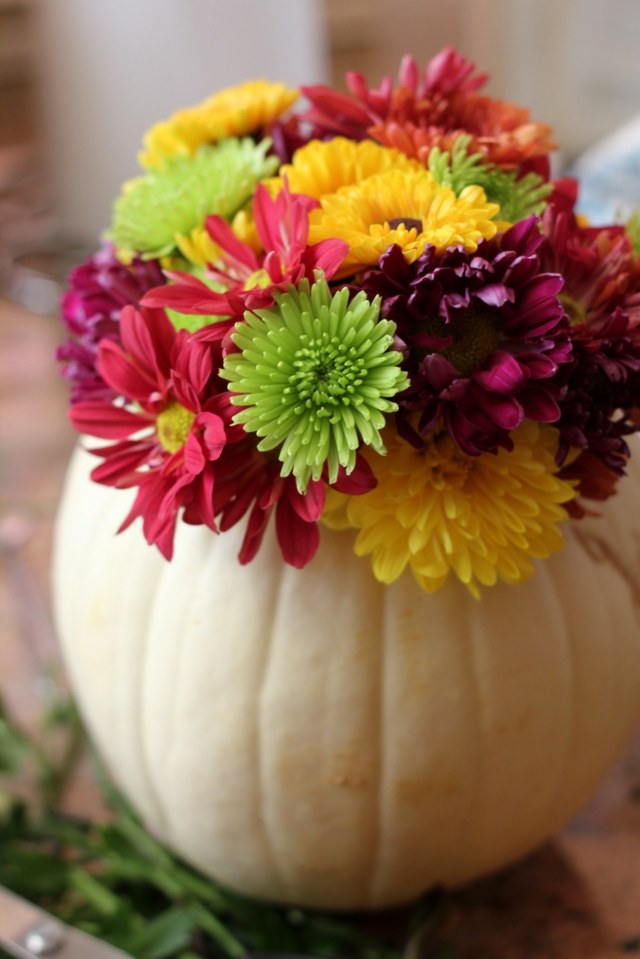 décoration-automnale-DIY-idée-originale-vase-citrouille-fleurs