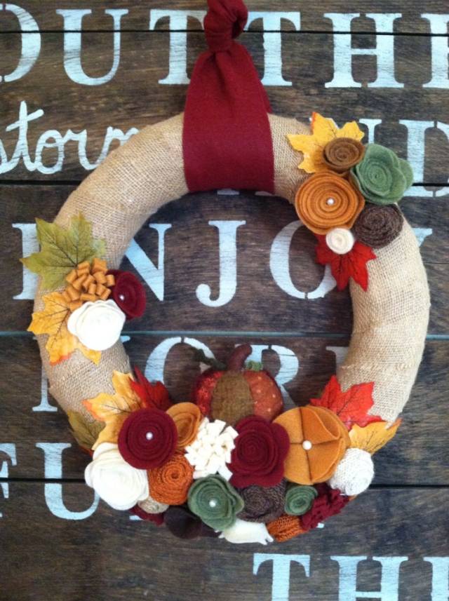 décoration-automnale-base-toile-jute-roses-feutre