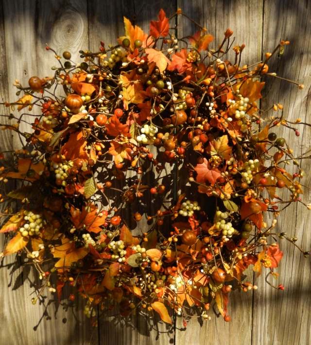 décoration-automnale-branches-feuilles-baies
