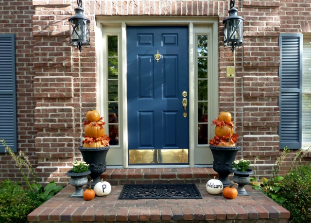 décoration-automnale-idée-originale-porte-entrée-bleue-citrouilles-oranges