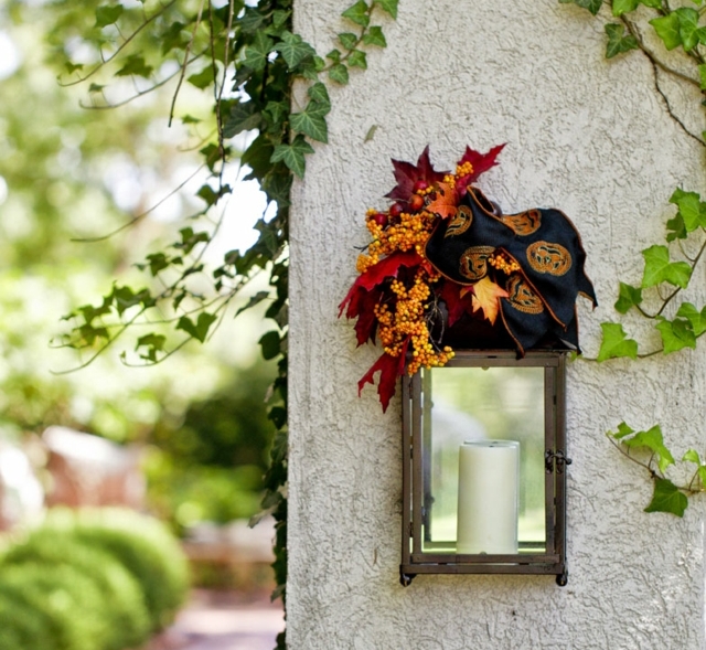 décoration-automnale-idée-originale-porte-entrée-bougies-feuilles-lierre