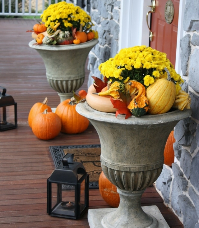 décoration-automnale-idée-originale-porte-entrée-citrouilles-lanternes