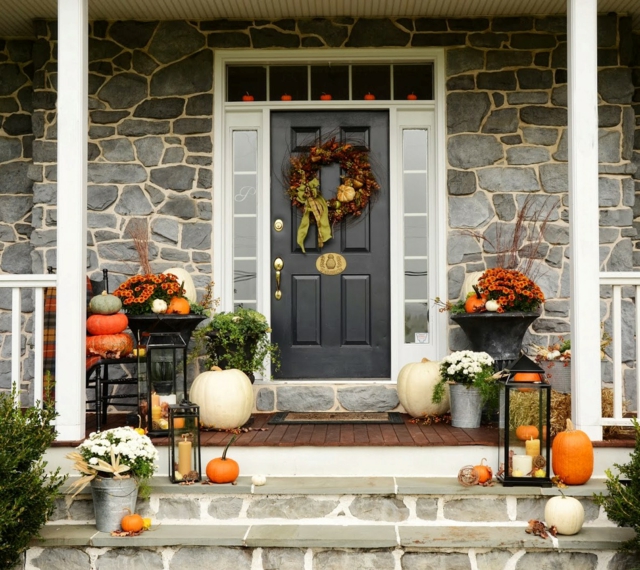 décoration-automnale-idée-originale-porte-entrée-citrouilles-oranges-blanches-revetement-pierres