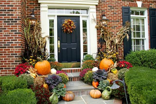 décoration-automnale-idée-originale-porte-entrée-citrouilles