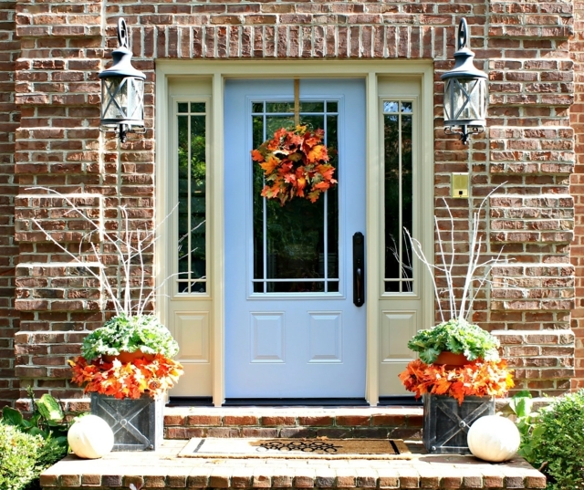 décoration-automnale-idée-originale-porte-entrée-couronne-porte-feuilles-citrouilles