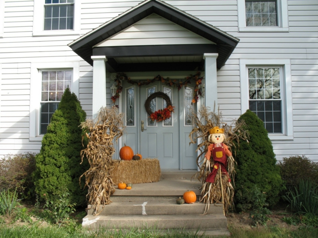 décoration-automnale-idée-originale-porte-entrée-epouvantail-bailles-pailles