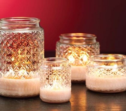 décoration avec bougies parfumées-vanille-anciens-pots