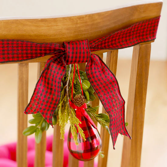 décoration-de-Noël-joyeux-Noël-rubans-chaises-buis