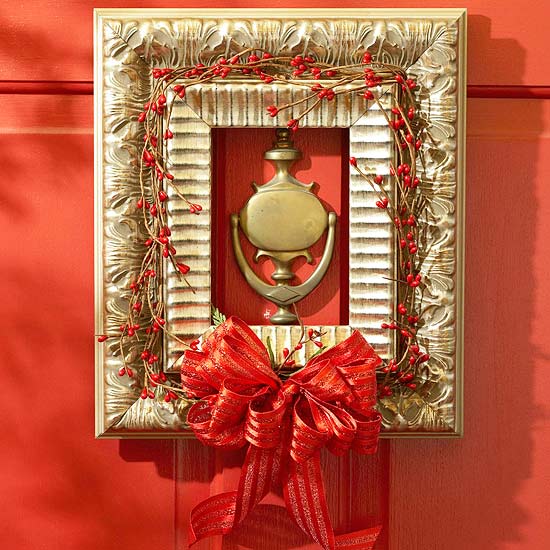 décoration-de-Noël-porte-entrée-cadres-ruban-rouge