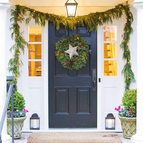 décoration-de-Noël-porte-entrée-couronne-matériaux-naturels-étoiles