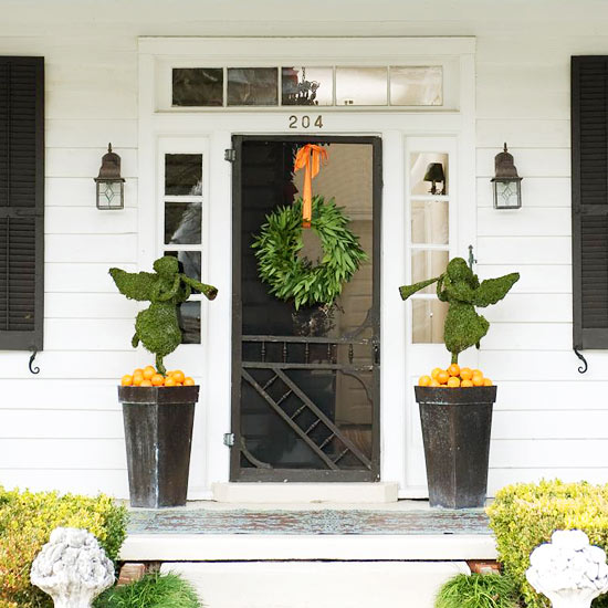 décoration-de-Noël-porte-entrée-feuilles-vertes