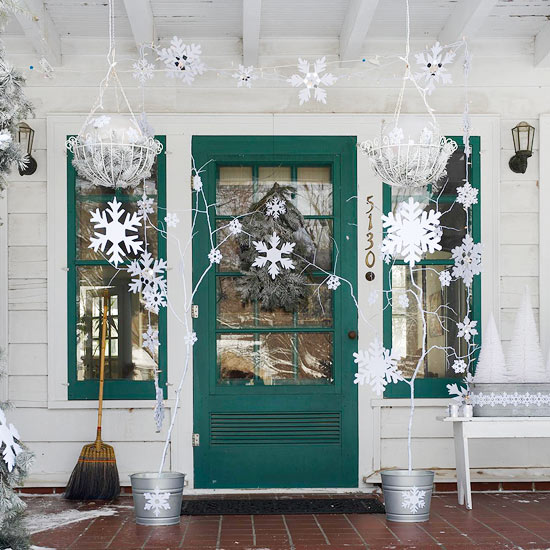 décoration-de-Noël-porte-entrée-flacon-neige-artificiels