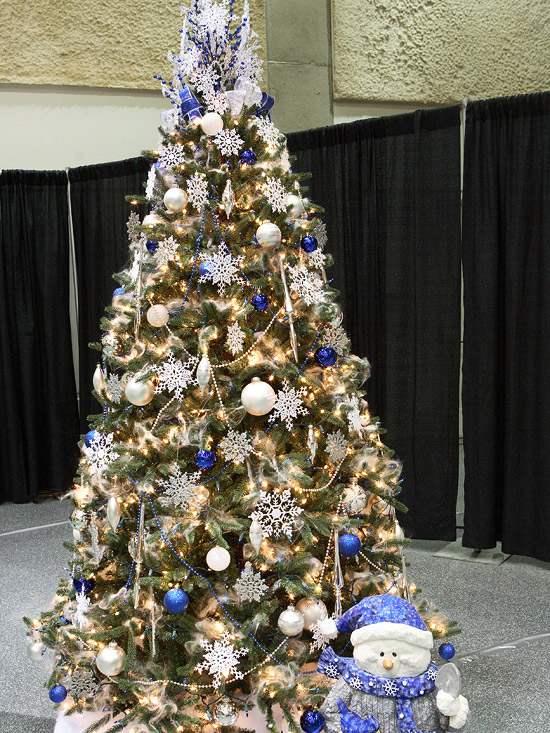 décoration-de-Noël-sapin-boules-décoratives-blanches-bleues