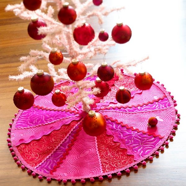 décoration-de-Noël-sapin-boules-décoratives-rouges
