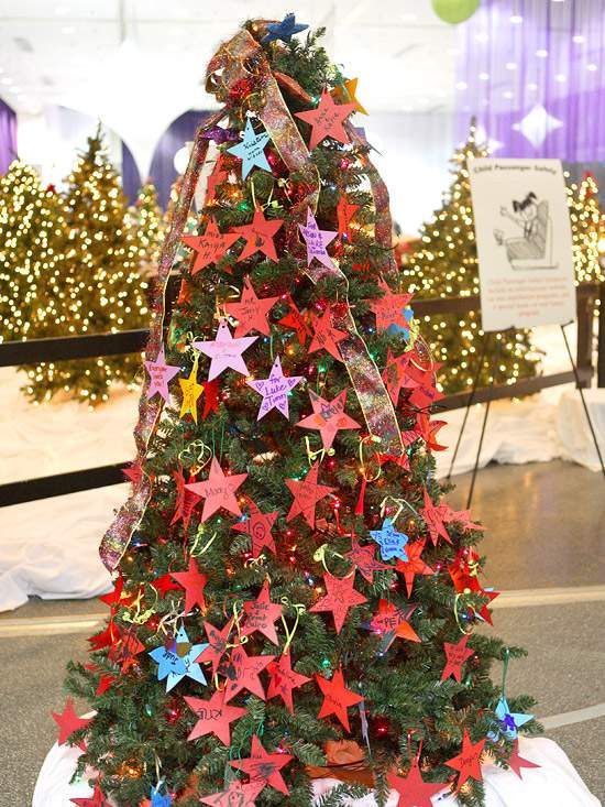 décoration-de-Noël-sapin-etoiles-papiers-rouges-violettes