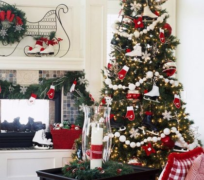 décoration-de-Noël-sapin-guirlandes-blanches-gants-chaussettes-bougies