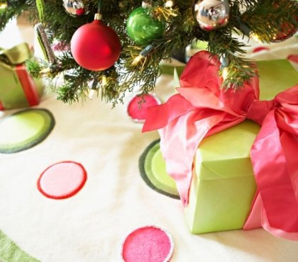 décoration-de-Noël-sapin-mini-cadeaux-ruban-rouge