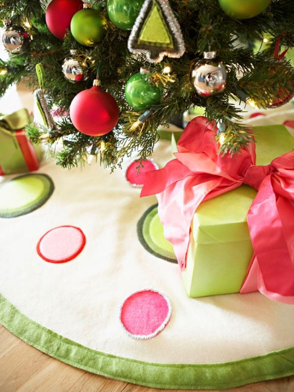 décoration-de-Noël-sapin-mini-cadeaux-ruban-rouge