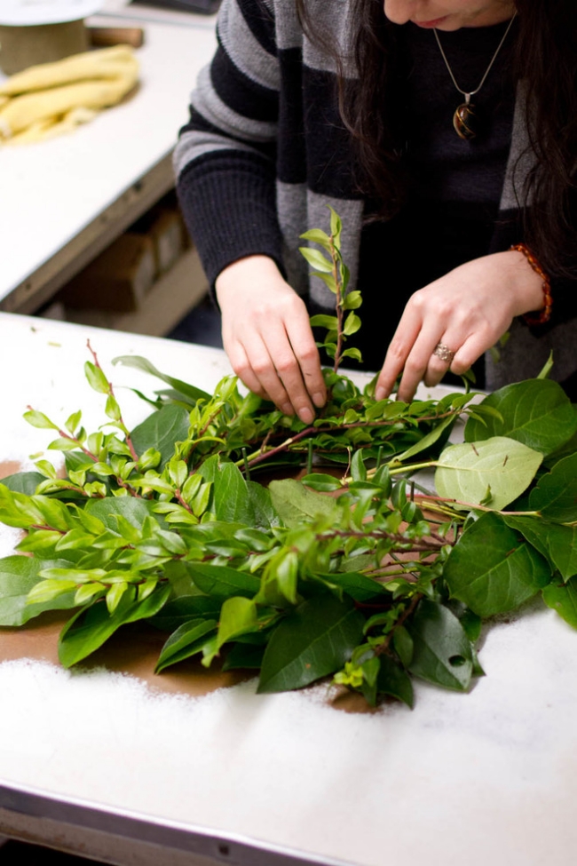 fabriquer-couronne-Noël-naturelle-arrangement-branches-feuilles-vertes