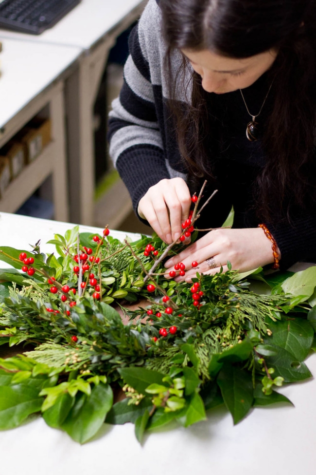 fabriquer-couronne-Noël-naturelle-arrangement-branchettes-baies-rouges couronne de Noël